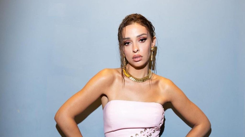 Ε.Φουρέιρα: Η «εκρηκτική» εμφάνισή της με κορμάκι στη σκηνή για την «Ημέρα Θετικής Ενέργειας» (βίντεο)