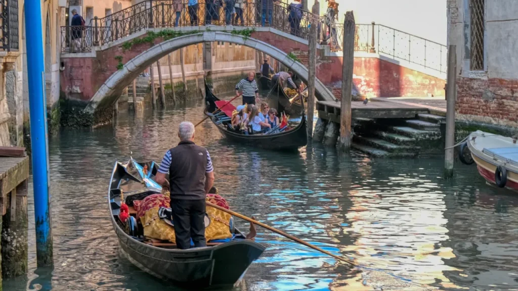 Βενετία: «Ξινή» η βουτιά για τουρίστες που βούτηξαν στο Grand Canal – Το πρόστιμο που θα πληρώσουν (βίντεο)