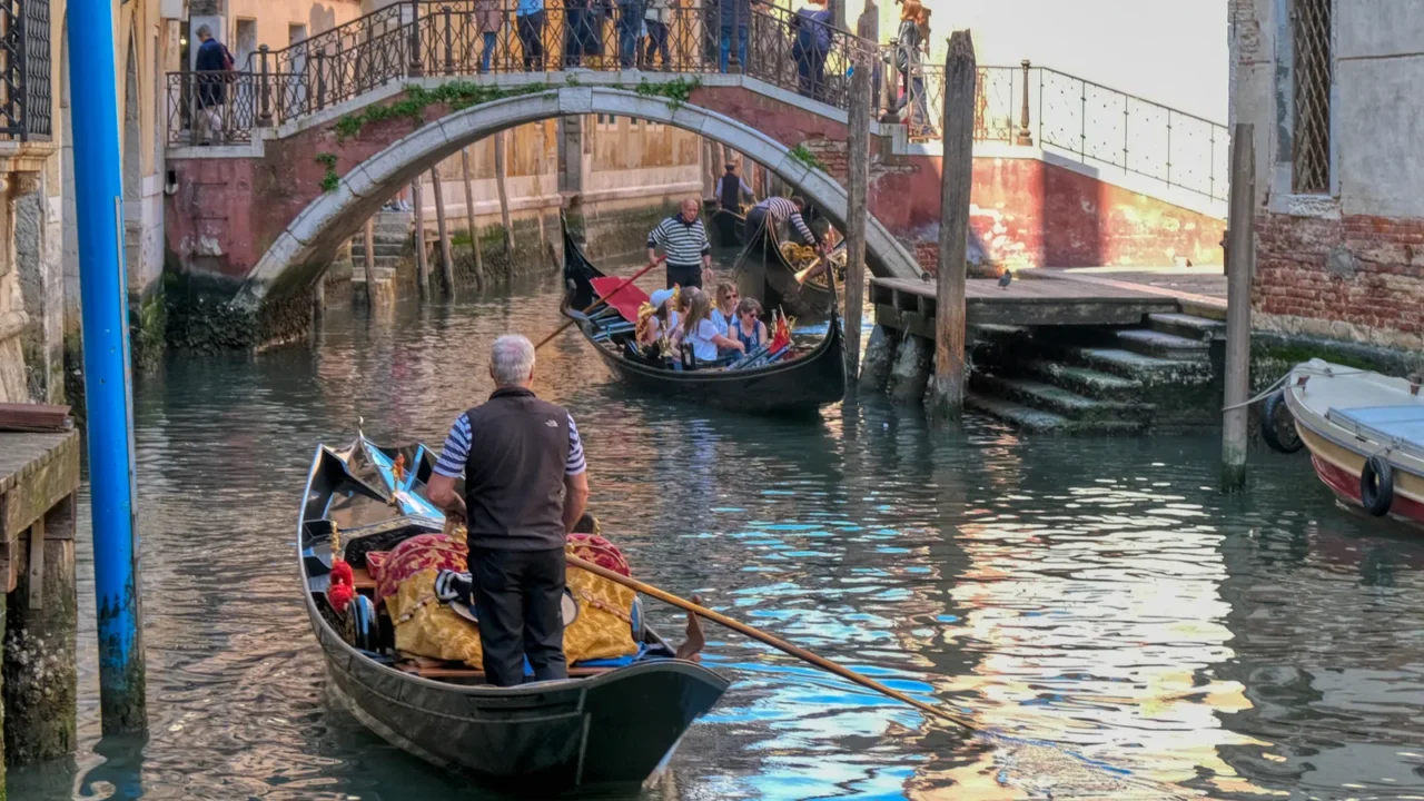 Βενετία: «Ξινή» η βουτιά για τουρίστες που βούτηξαν στο Grand Canal – Το πρόστιμο που θα πληρώσουν (βίντεο)