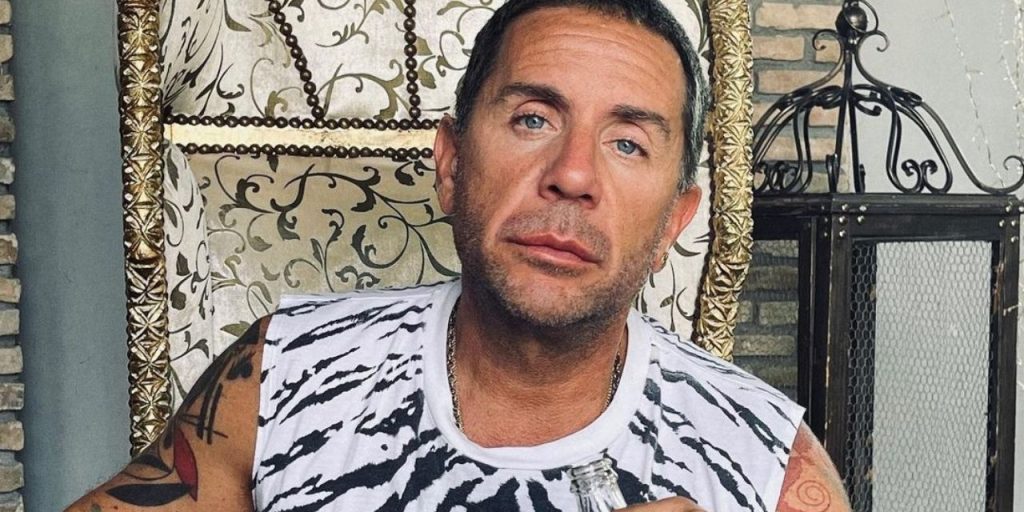 «Κάντε καμία βουτιά και αφήστε τις μα@@@@ες»: To νέο βίντεο που δημοσίευσε ο Γ.Μαζωνάκης από τη θάλασσα