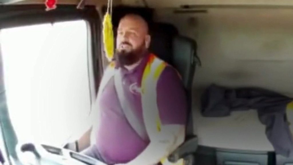 Βρετανία: Ποινή φυλάκισης σε οδηγό φορτηγού που χάζευε φωτογραφίες γυμνών γυναικών και σκότωσε πατέρα δύο παιδιών