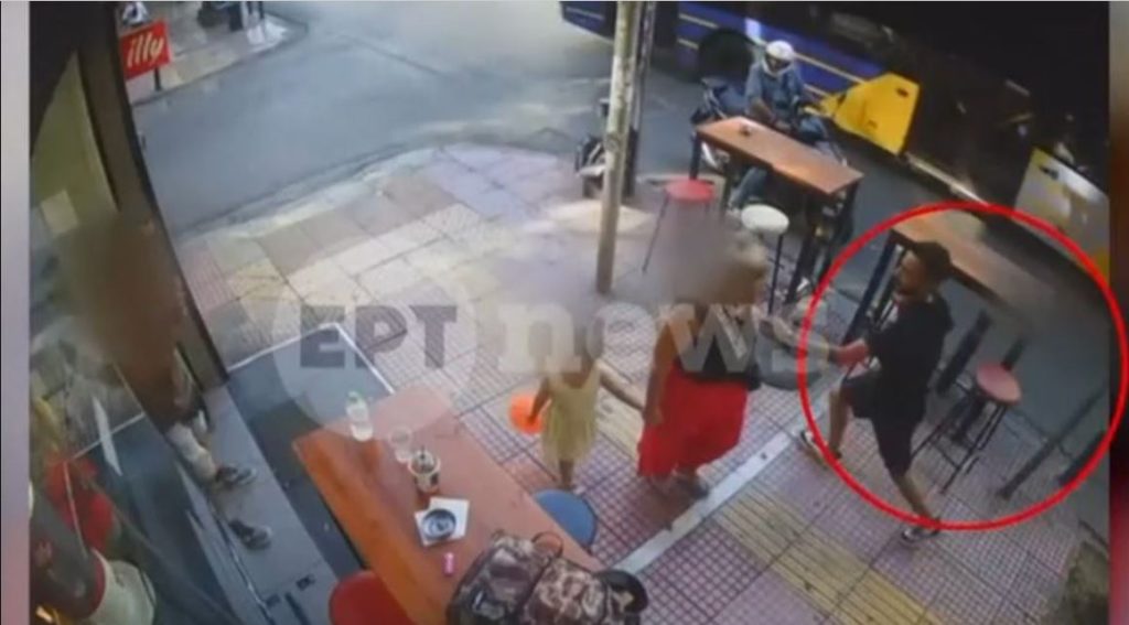 Ληστής επιτέθηκε σε γυναίκα μπροστά στα μάτια του παιδιού της, για να της πάρει την αλυσίδα λαιμού (βίντεο)