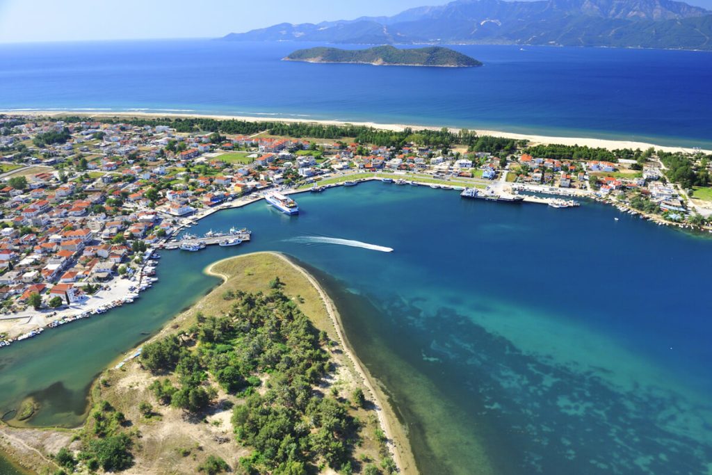 Κεραμωτή: To εντυπωσιακό χωριό κοντά στην Καβάλα με τα γαλαζοπράσινα νερά (βίντεο)