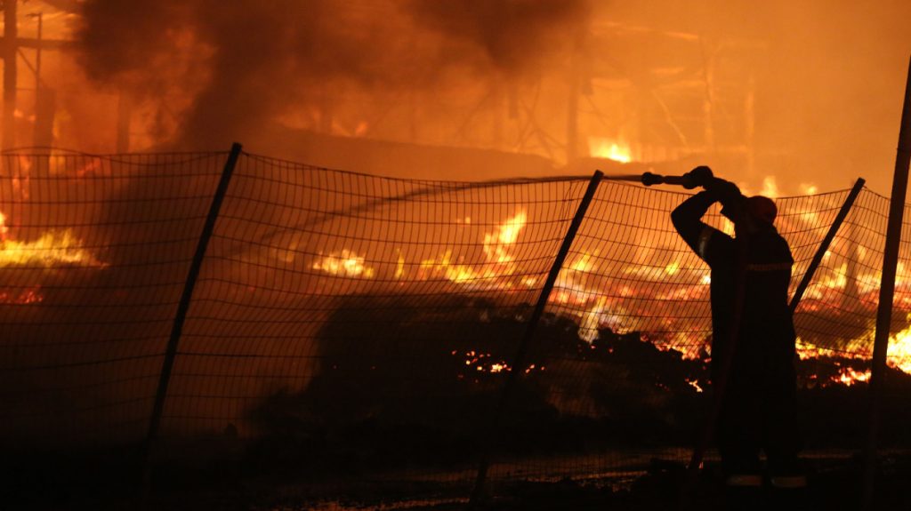 Τεράστιες οι ζημιές από τις πυρκαγιές στο Μενίδι – Καταστράφηκε ολοσχερώς το εργοστάσιο με τις παλέτες