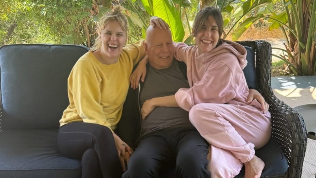 Η τρυφερή στιγμή του Μπρους Γουίλις με τις δύο κόρες του (φωτο)