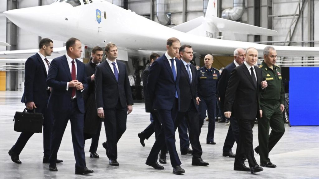 Ρωσία: Ποια είναι η μυστηριώδης γυναίκα που ακολουθεί τον Πούτιν σε επισκέψεις του;