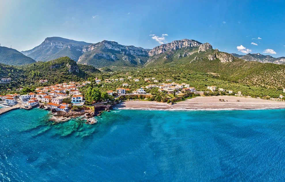 Κυπαρίσσι: Το χωριό στη Λακωνία που θυμίζει νησί – Ιδανικός προορισμός για λίγες ακόμη καλοκαιρινές στιγμές