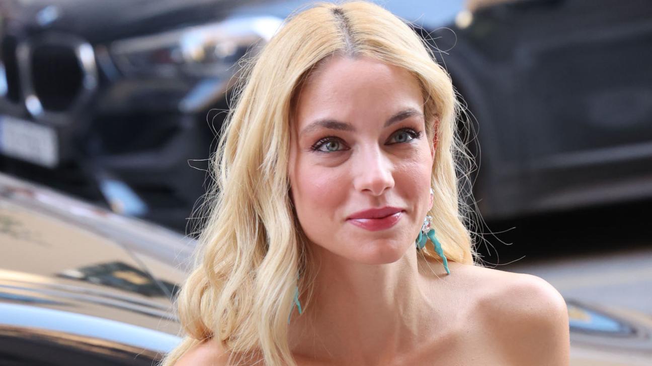 Δ.Νομικού: «Μαγνήτισε» τα βλέμματα με την εμφάνισή της στον γάμο των Π.Βαρδινογιάννη – Κ.Μπιρμπίλη (φωτο)