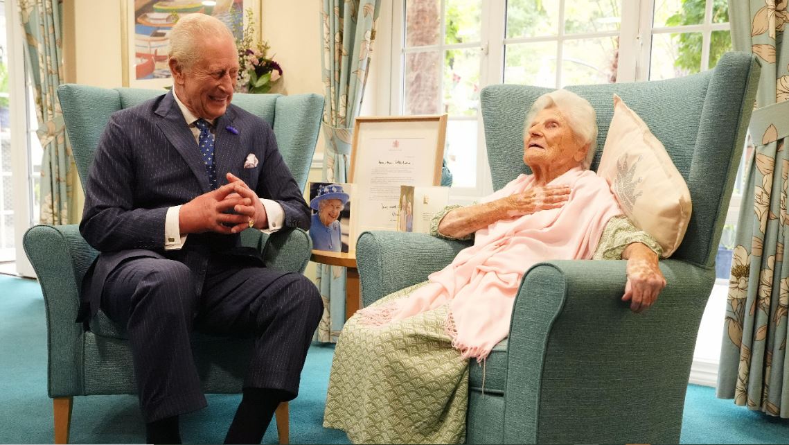 Ο Κάρολος Γ’ συναντήθηκε με την γηραιότερη γυναίκα στον κόσμο – Το «πικάντικο» μυστικό που του αποκάλυψε (βίντεο)