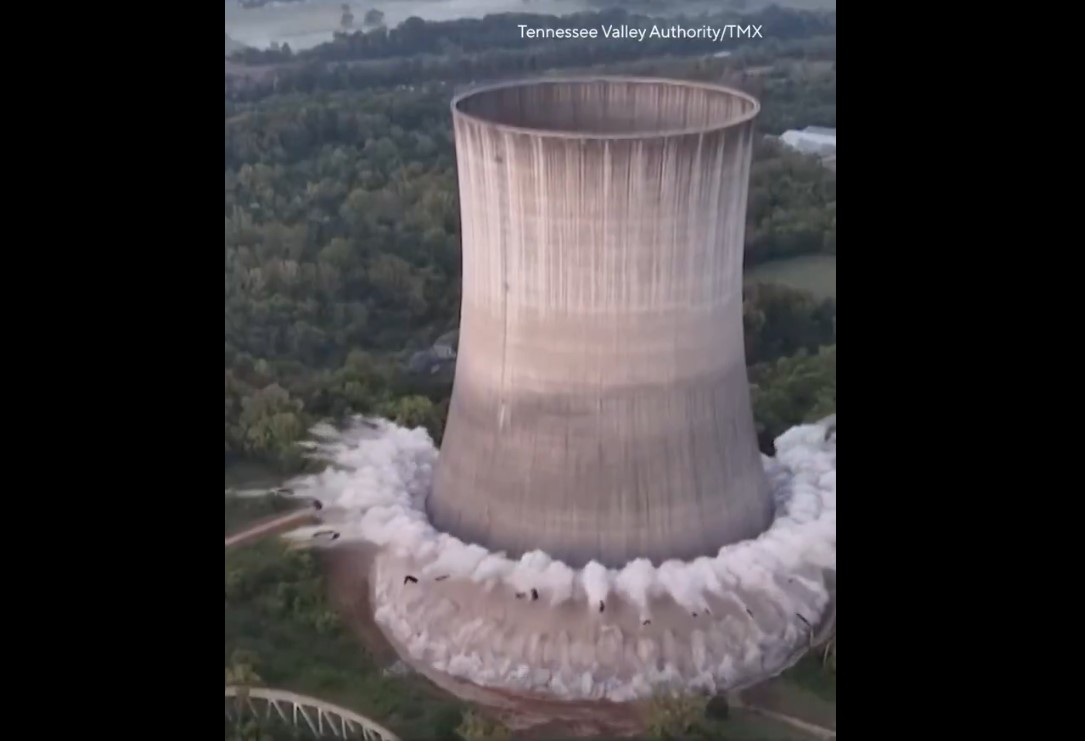 Bίντεο: H στιγμή που πυρηνικός πύργος ψύξης στις ΗΠΑ καταρρέει μετά από ελεγχόμενη έκρηξη – Εντυπωσιακές εικόνες