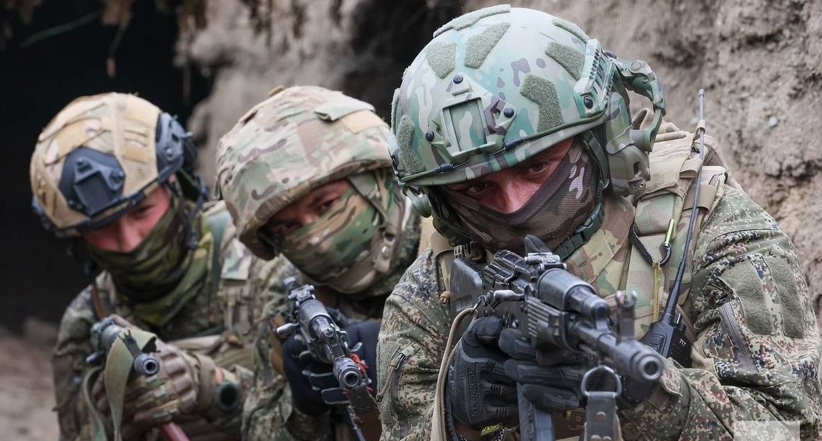 Ρώσοι αλεξιπτωτιστές τελειώνουν τις μάχες στο δάσος του Σερεμπριάνσκ και υψώνουν τη σημαία (βίντεο & φωτο)