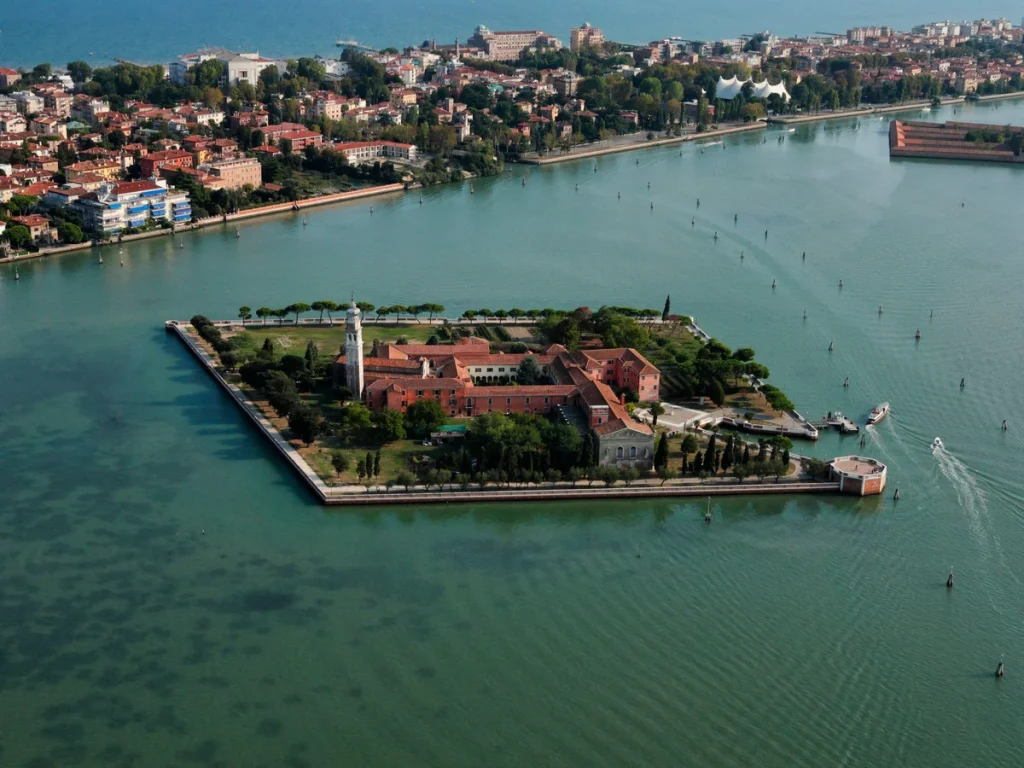 «Βροχή» από πρόστιμα σε 14 παιδιά που έπαιζαν ποδόσφαιρο σε πλατεία της Βενετίας