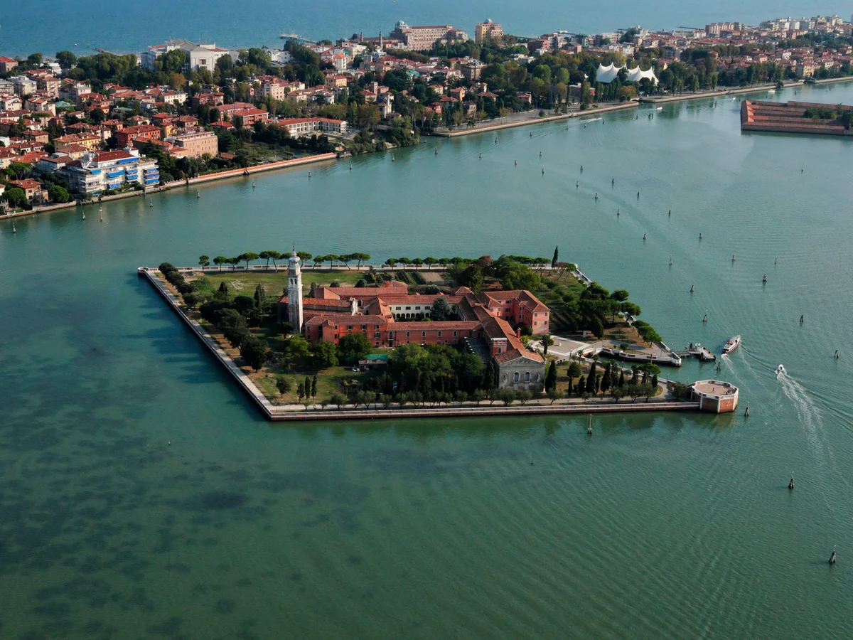 «Βροχή» από πρόστιμα σε 14 παιδιά που έπαιζαν ποδόσφαιρο σε πλατεία της Βενετίας