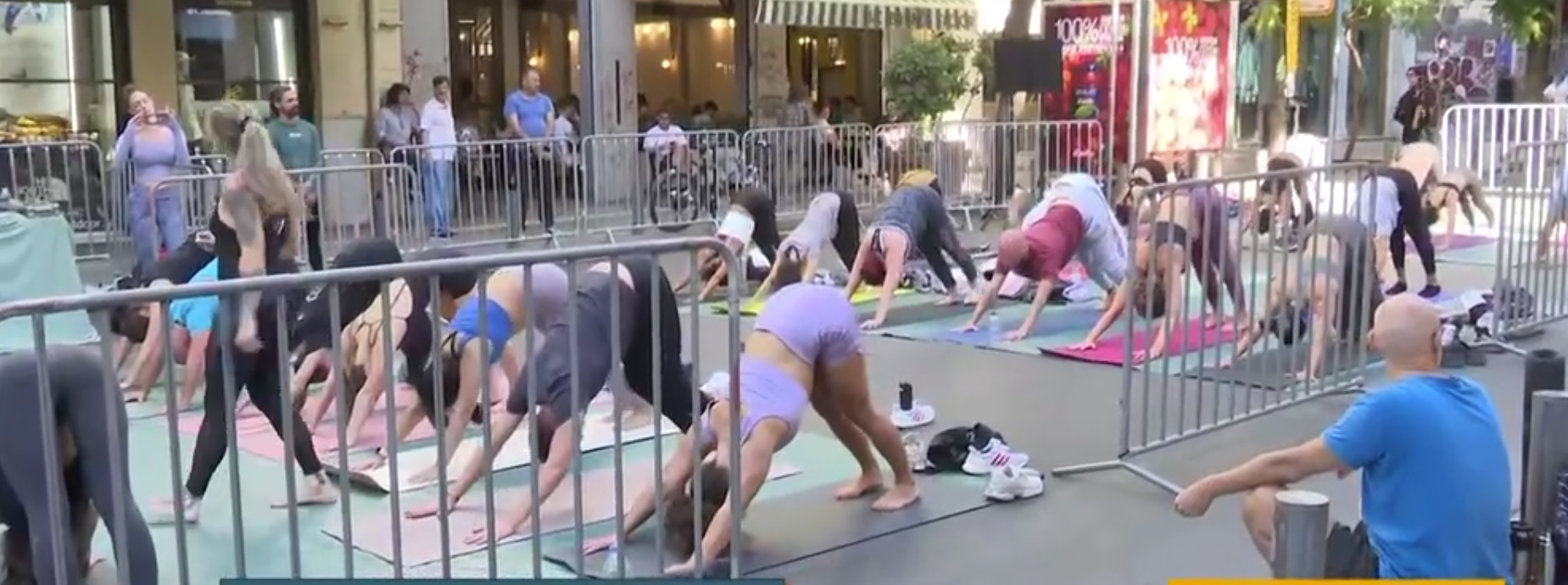 «Αθήνα χωρίς αυτοκίνητο»: Το κέντρο της πόλης «γέμισε» με στρώματα γιόγκα