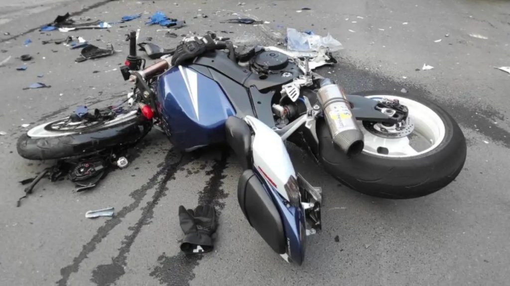 Σύγκρουση δύο μηχανών στα Χανιά: Μάχη για να κρατηθεί στη ζωή δίνει ένας 22χρονος οδηγός