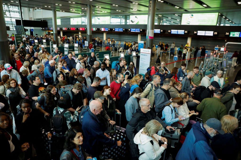 Κυβερνοεπίθεση σε αεροδρόμια της Ευρώπης: H EE επιβεβαίωσε δυσλειτουργίες από κακόβουλο λογισμικό