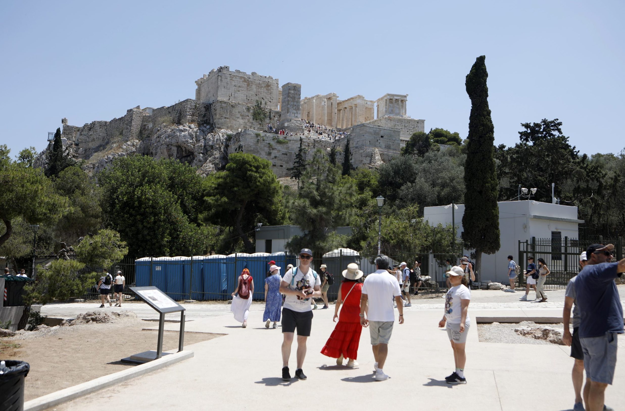 Για πρώτη φορά ο τουρισμός κατέγραψε μείωση στους 3 από τους πρώτους 6 μήνες του έτους!