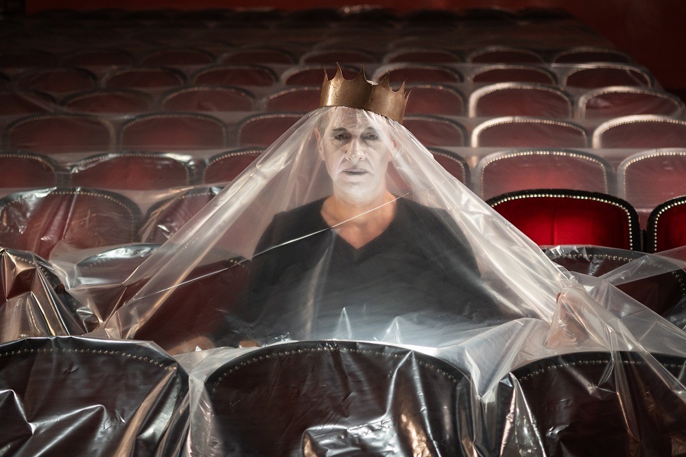 Μόνος με τον Άμλετ…