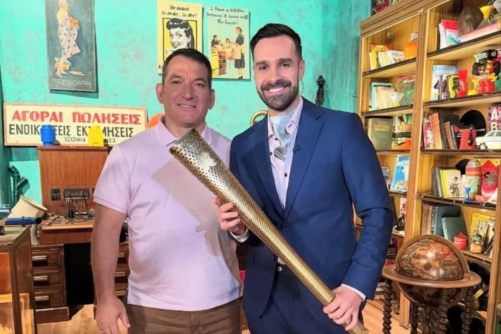 Ο Πύρρος Δήμας έβγαλε σε τηλεοπτική δημοπρασία την ολυμπιακή δάδα – Η επιστολή της ΕΟΕ