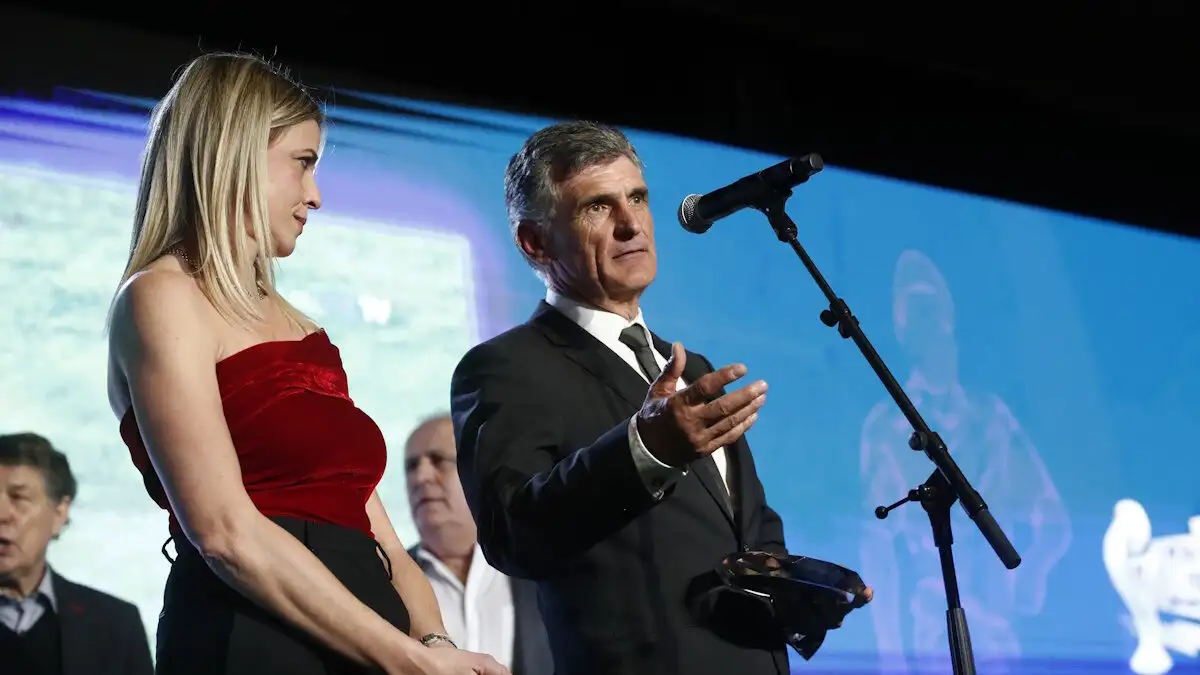 Ολυμπιακός: Ο Χοσέ Λουίς Μεντιλίμπαρ βραβεύτηκε από τον ΠΣΑΠΠ ως κορυφαίος προπονητής της Super League