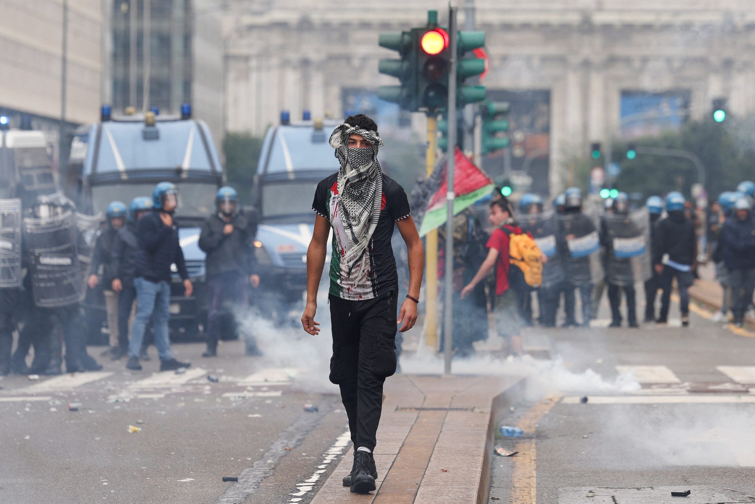 Χάος στην Ιταλία: Ακροαριστεροί και συμμορίες παράνομων μεταναστών επιτίθενται σε αστυνομικούς – Δείτε βίντεο