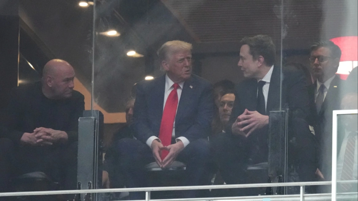 Ν.Τραμπ και Ε.Μασκ κάθισαν μαζί στην κηδεία του Τ.Κερκ: H στιγμή που ανταλλάσσουν χειραψία και συνομιλούν (βίντεο)