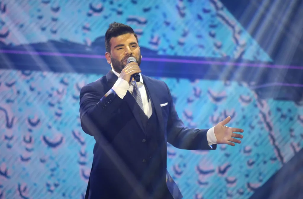 Παντελής Παντελίδης: Στην κορυφή των charts με το «Ίσως Ήσουν Κυρία»