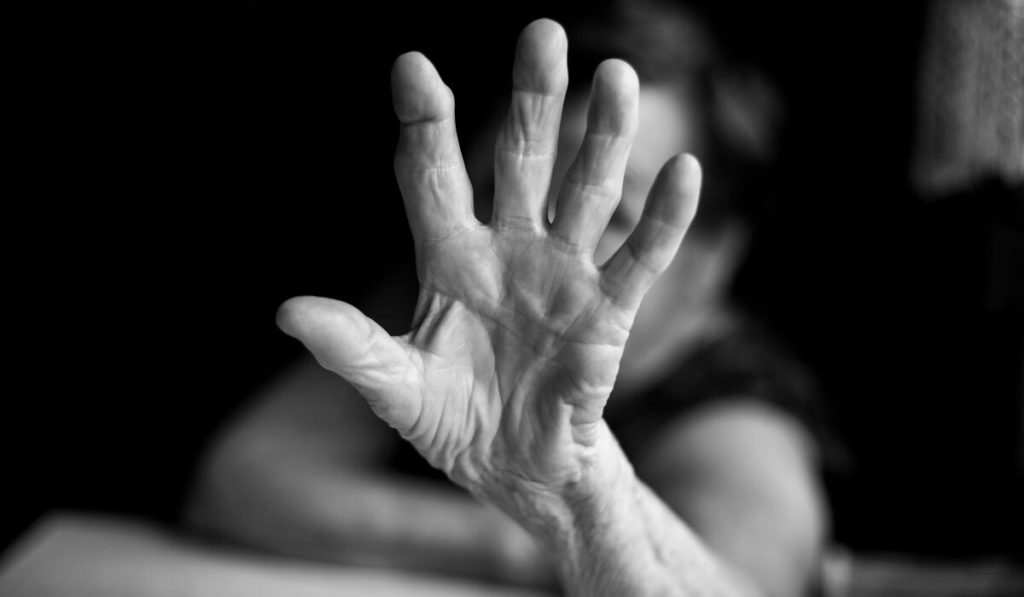 Πειραιάς: 81χρονη δέχθηκε άγρια επίθεση σε σχολή οδηγών – «Με χτύπησαν στο πόδι 7-8 φορές με ένα σίδερο» (βίντεο)