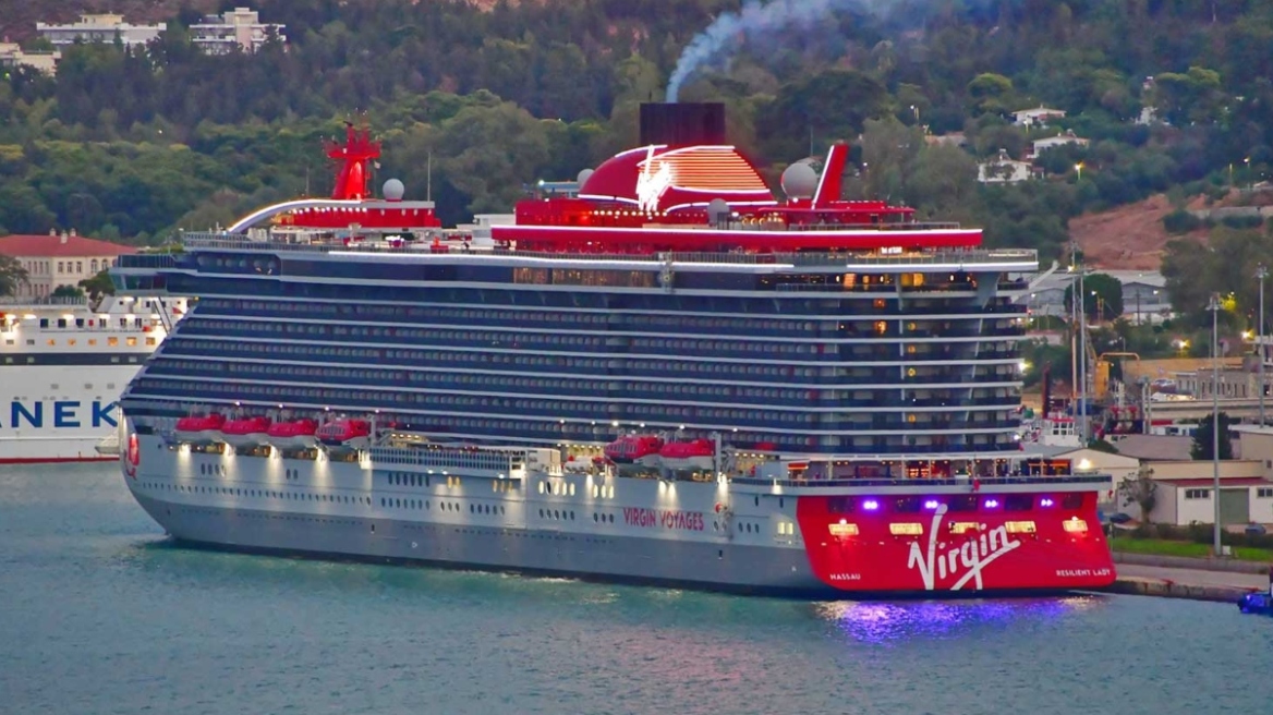 «Resilient Lady»: Το πολυτελές κρουαζιερόπλοιο μόνο για ενήλικους έμεινε ένα βράδυ στη Σούδα – Δείτε εικόνες