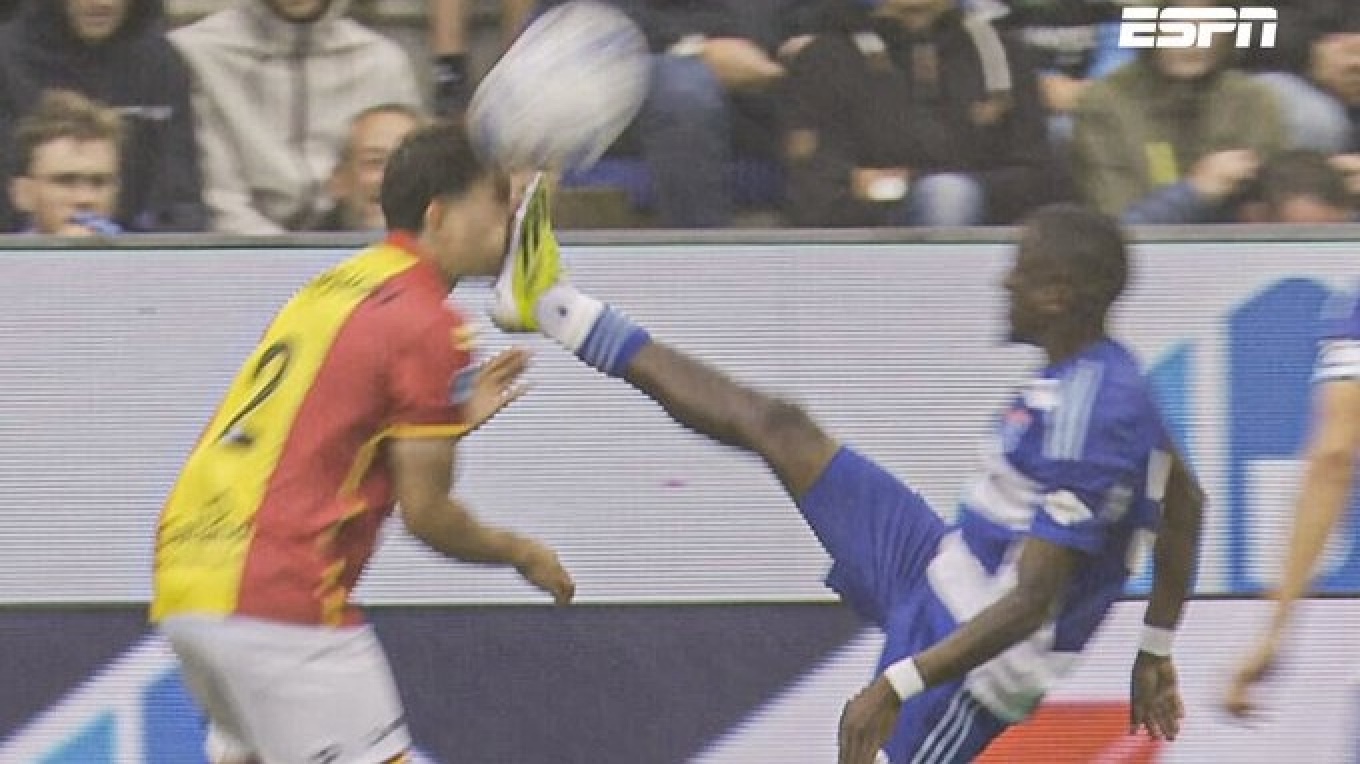 Εγκληματικό μαρκάρισμα στο ολλανδικό πρωτάθλημα: Παίκτης «έφαγε» τις τάπες αντιπάλου στο πρόσωπό του – Δείτε βίντεο