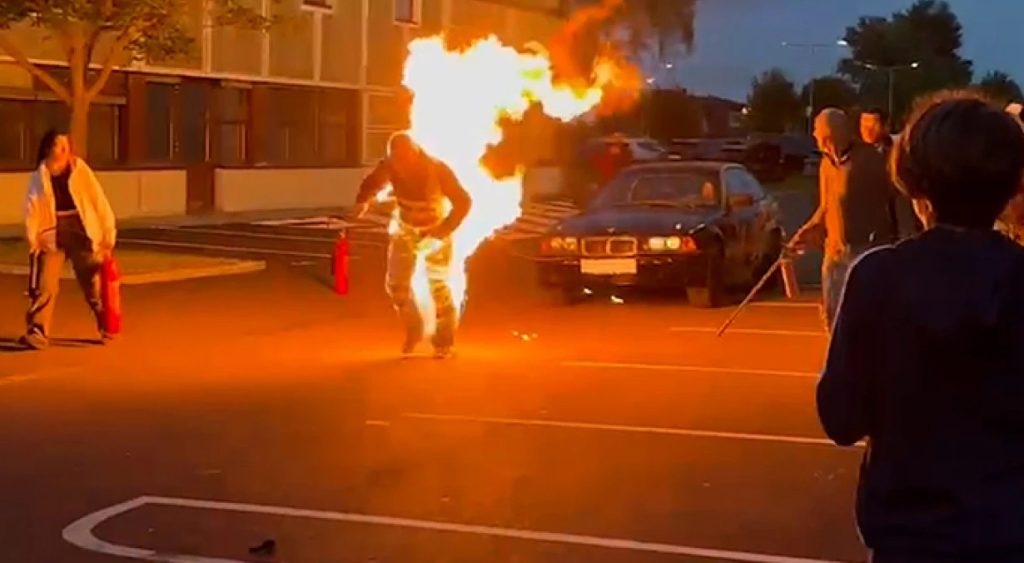 Πυρπολήθηκε και τράβηξε μια BMW για 100 m ενώ καιγόταν –ρεκόρ Guinness (βίντεο)