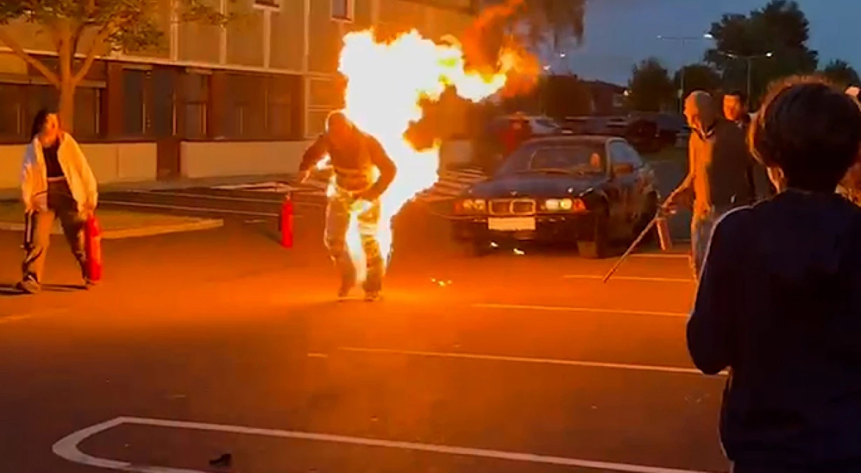 Πυρπολήθηκε και τράβηξε μια BMW για 100 m ενώ καιγόταν –ρεκόρ Guinness (βίντεο)