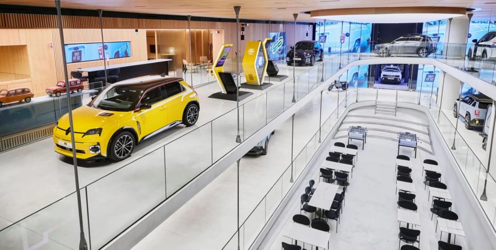 H Renault επιστρέφει στην εμβληματική Avenue des Champs-Élysées