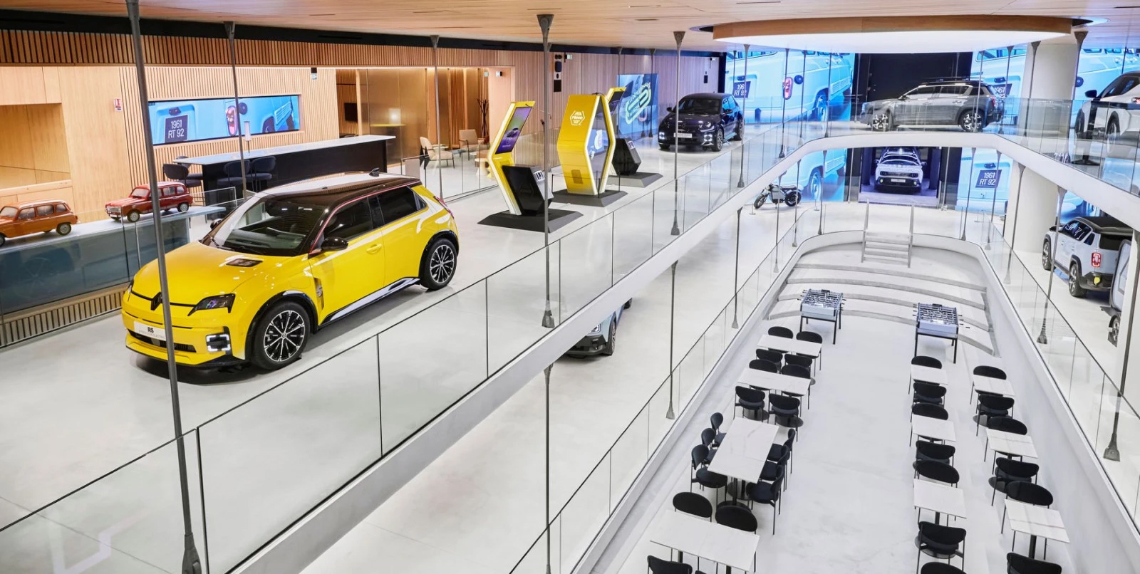 H Renault επιστρέφει στην εμβληματική Avenue des Champs-Élysées