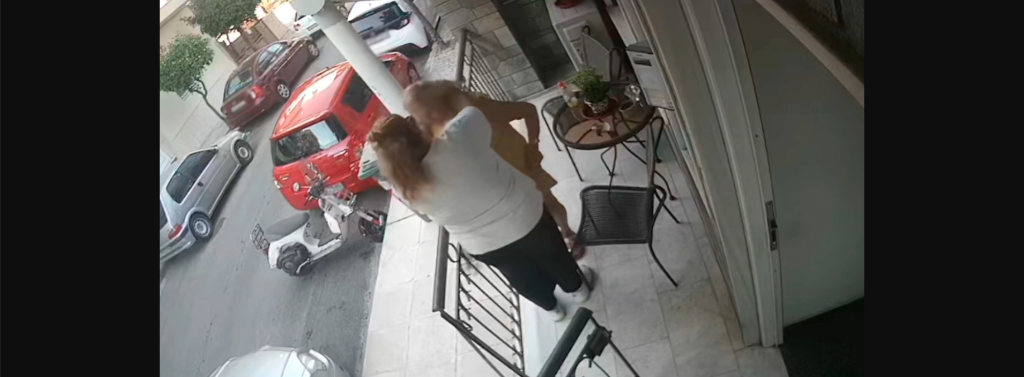 Ρομά αγκάλιαζε ηλικιωμένους για να τους κλέβει τις αλυσίδες από τον λαιμό – Δύο συλλήψεις