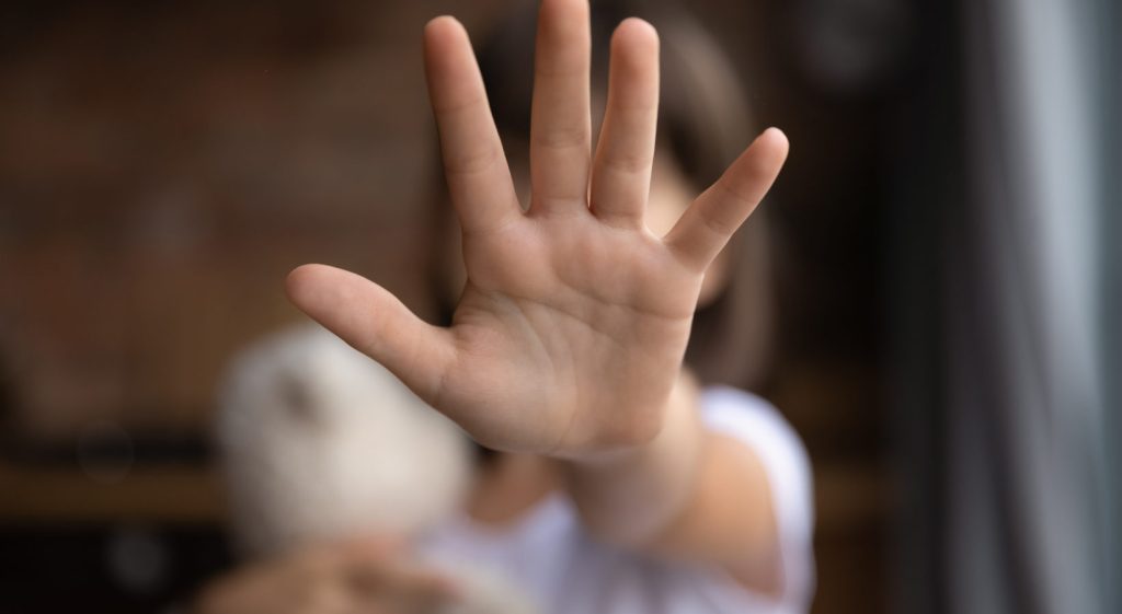 Ξεφεύγει η κατάσταση στη Βρετανία: Συμμορίες ανηλίκων βιάζουν άλλα ανήλικα και τα εκθέτουν στο Διαδίκτυο