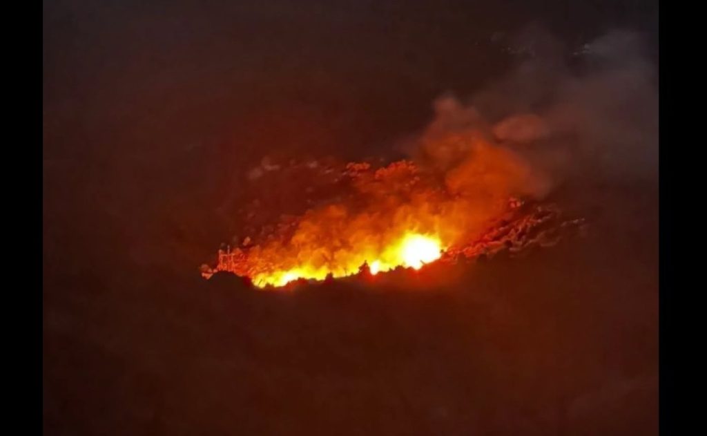 Από έκρηξη σε πυλώνα του ΔΕΔΔΗΕ ξέσπασε η φωτιά στην Πάρνηθα
