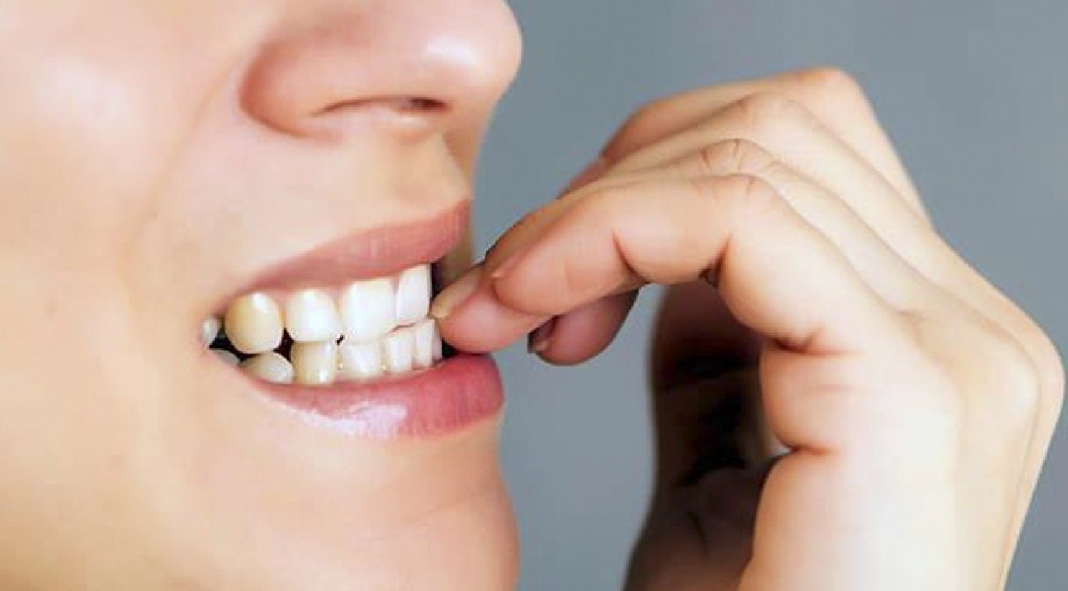 Ειδικός του Harvard προειδοποιεί: Το δάγκωμα των νυχιών μπορεί να εγκυμονεί σοβαρούς κινδύνους για την υγεία