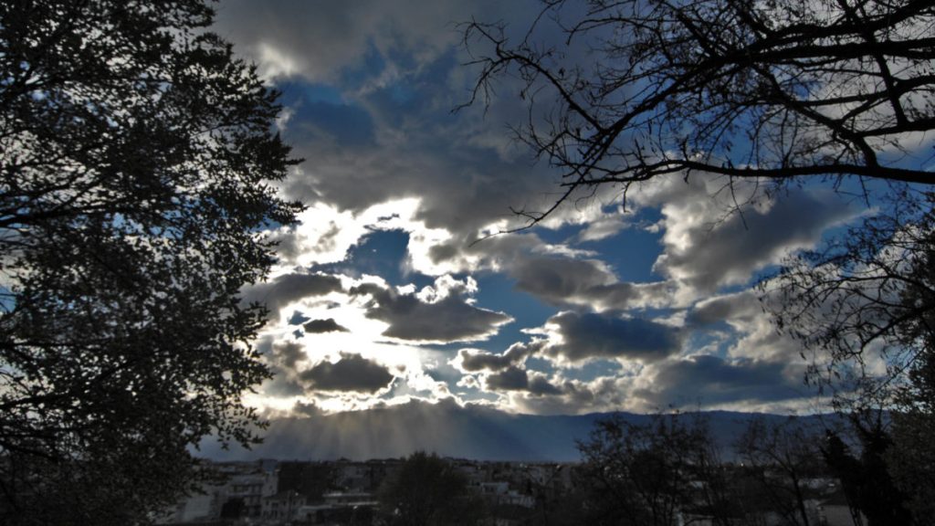 Αίθριος σήμερα ο καιρός με τοπικές νεφώσεις – Η πρόγνωση για όλη τη χώρα