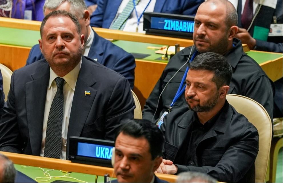 Ο Ζελένσκι άφησε τα στρατιωτικά και πήγε με μαύρο σακάκι στην 80η Σύνοδο του ΟΗΕ – Δείτε φωτογραφίες