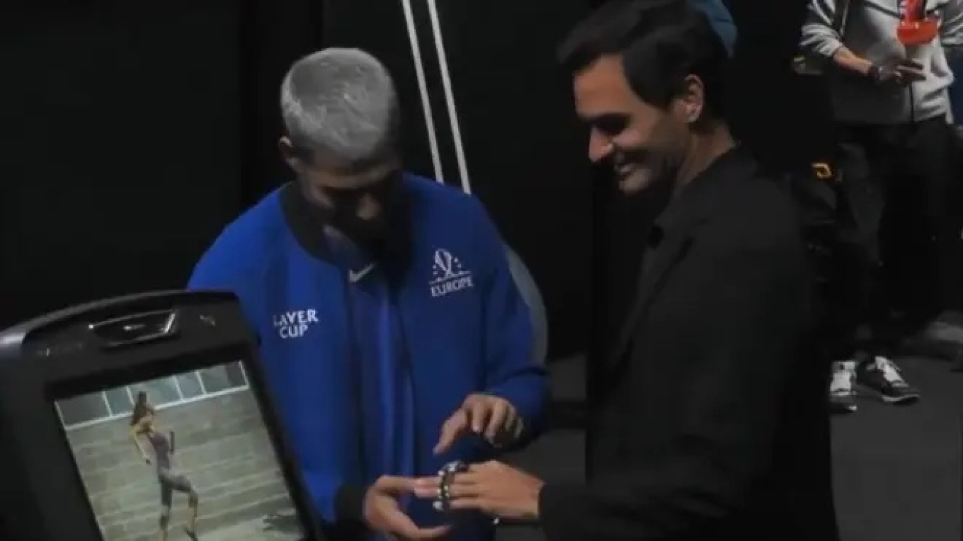 O Κάρλος Αλκαράθ έμεινε με το στόμα ανοικτό από το πανάκριβο ρολόι του Ρότζερ Φέντερερ (βίντεο)