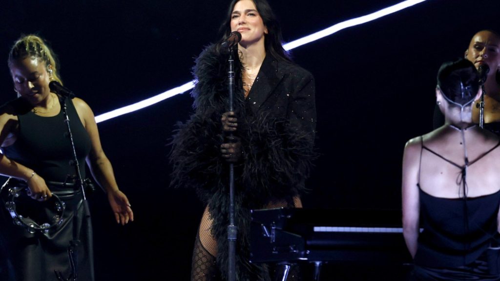 Η «καυτή» εμφάνιση της Ντούα Λίπα που άφησε άφωνο το κοινό στη Νέα Υόρκη – Δείτε βίντεο και φωτογραφίες