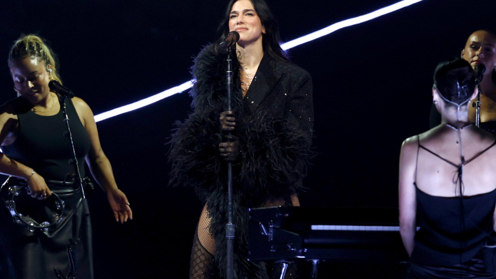 Η «καυτή» εμφάνιση της Ντούα Λίπα που άφησε άφωνο το κοινό στη Νέα Υόρκη – Δείτε βίντεο και φωτογραφίες