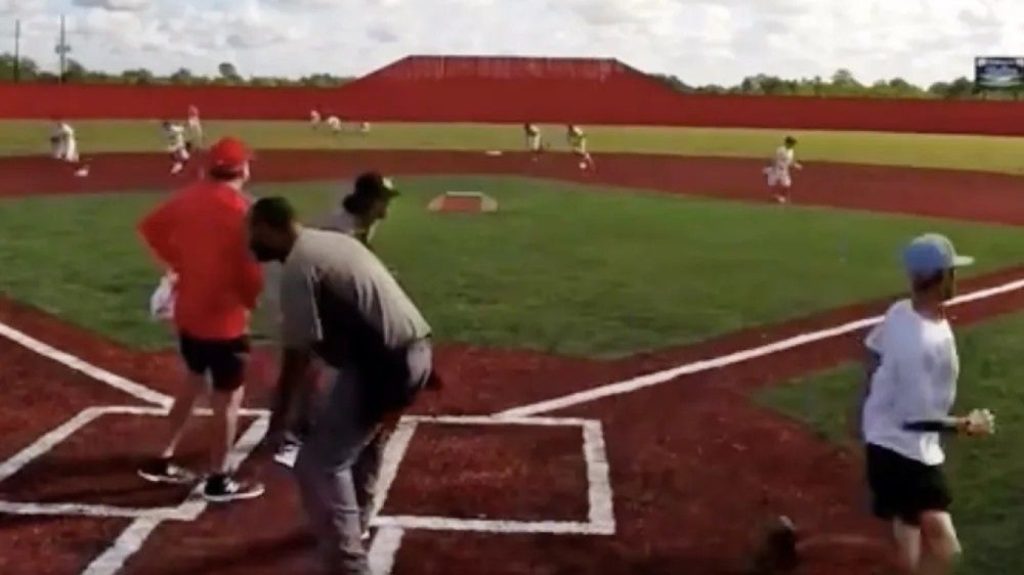 Τέξας: Σφαίρα «από το πουθενά» τραυμάτισε προπονητή σε αγώνα μπέιζμπολ – Δείτε βίντεο