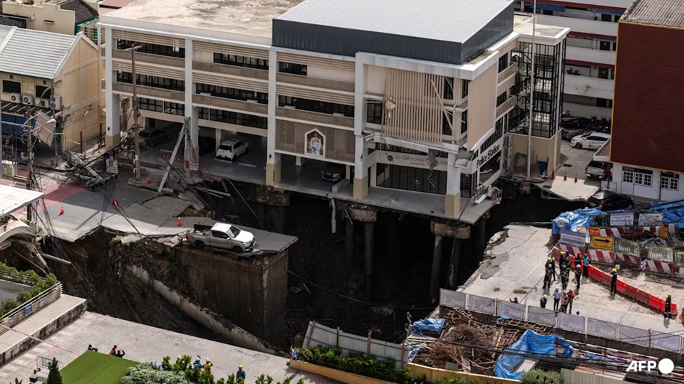 Βίντεο: Η στιγμή που ανοίγει κρατήρας βάθους 50 μέτρων μπροστά από νοσοκομείο της Μπανγκόκ