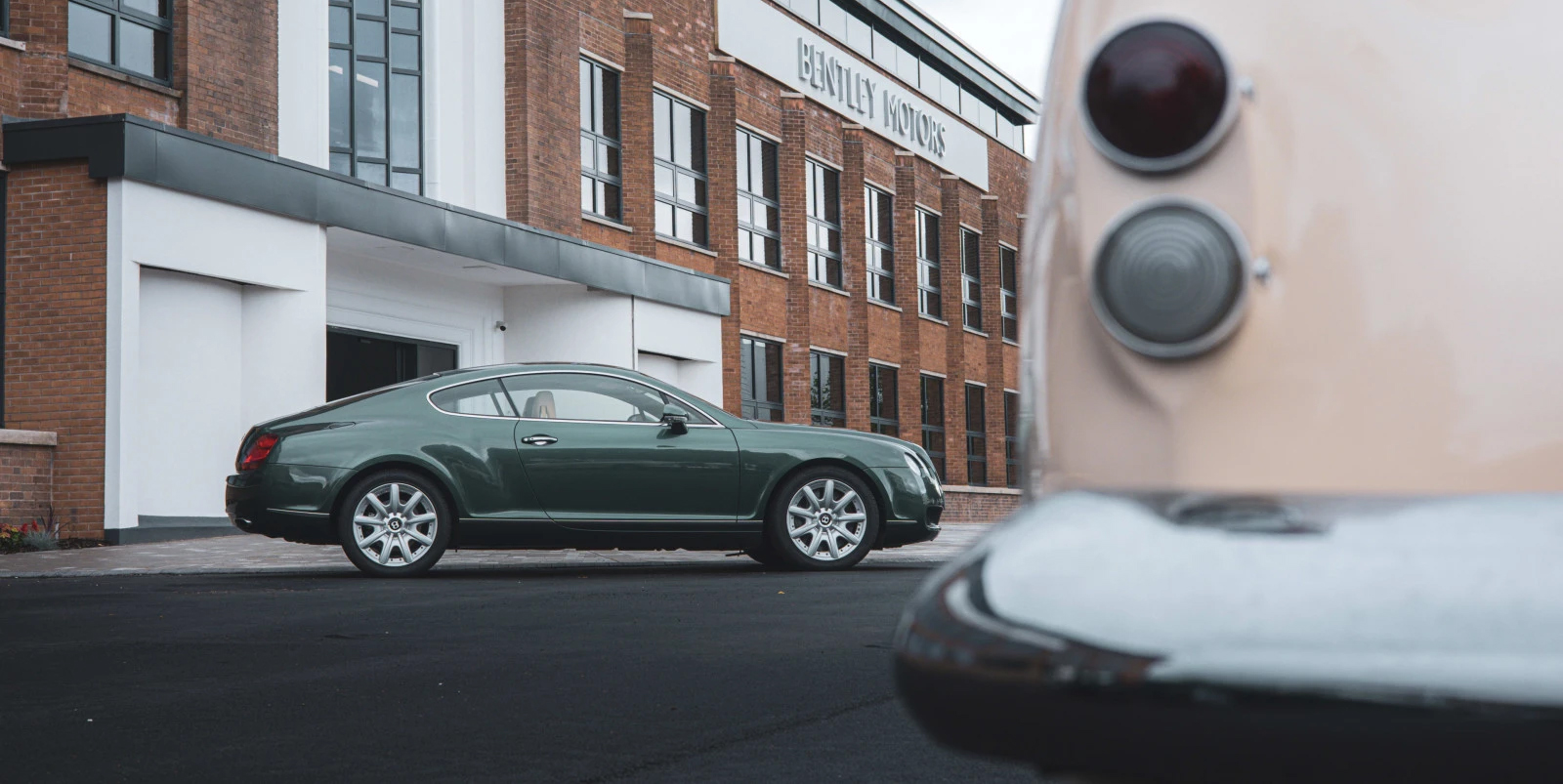 Ύστερα από την Porsche κι η Bentley πατά «φρένο» στην ηλεκτροκίνηση