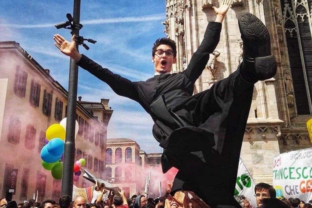 «Η προσευχή δεν αρκεί μικρά μου»: Σάλος στην Ιταλία με 32χρονο ιερέα που διαφημίζει συμπληρώματα διατροφής (φώτο)