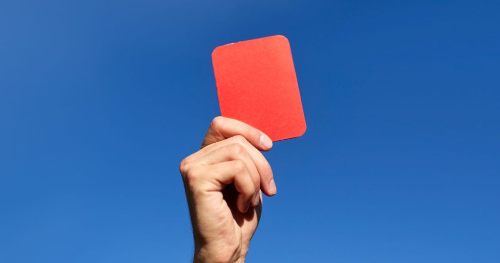 Ποδόσφαιρο: Τα κόλπα των παικτών για να μην δουν κόκκινη κάρτα – Οι τακτικές που ακολουθούν 