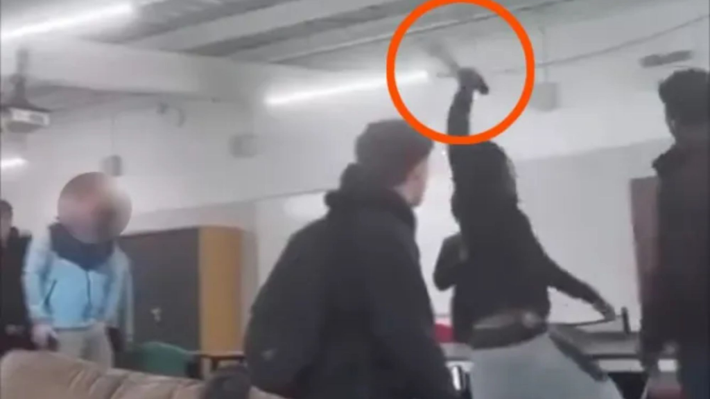 Η στιγμή που 17χρονος προσπαθεί να επιτεθεί με ματσέτα σε συμμαθητή του – Δείτε βίντεο