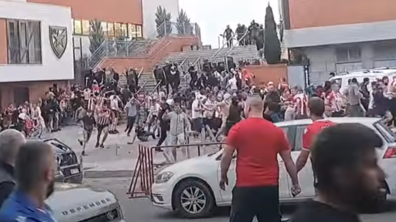 Europa League: Άγρια επεισόδια μεταξύ οπαδών Ερυθρού Αστέρα και Σέλτικ (βίντεο)